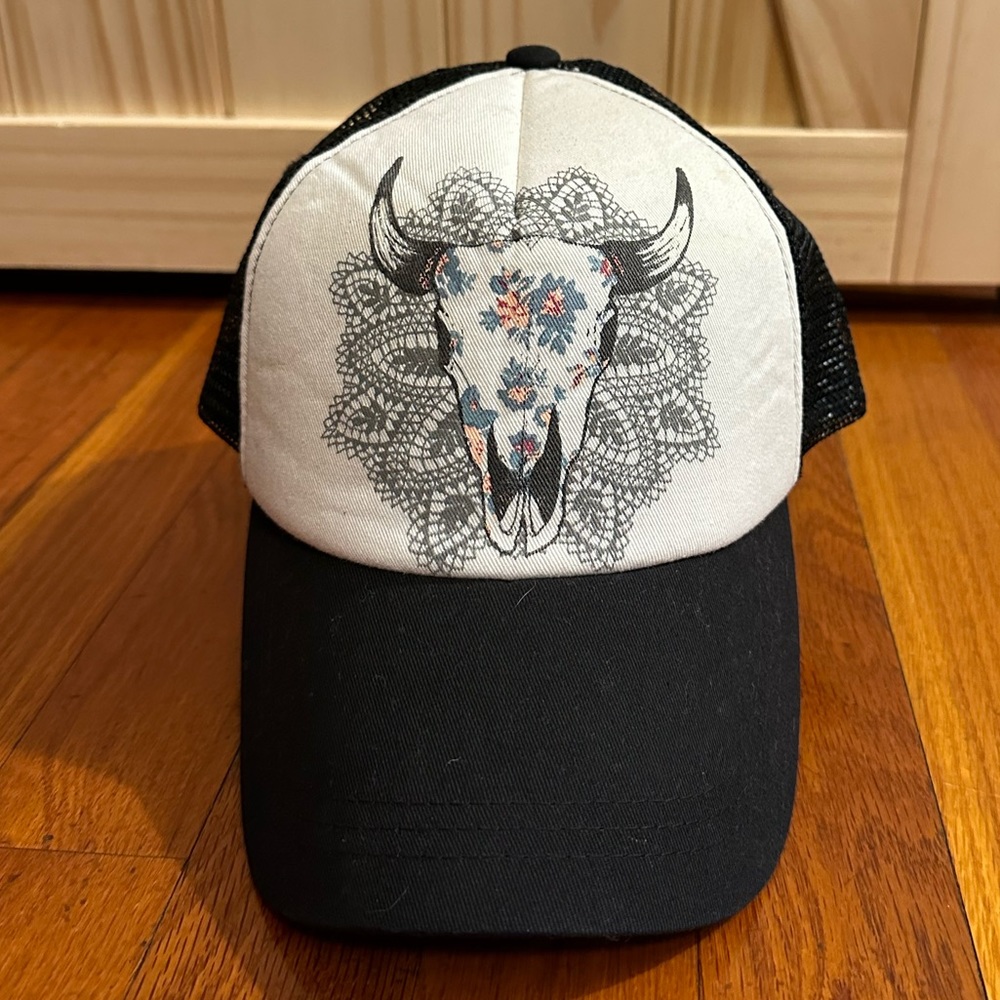 Women’s cow skull trucker hat